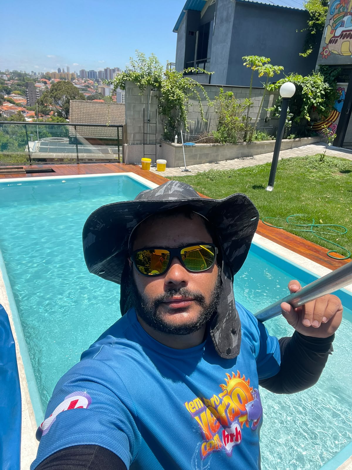 Dw, da Dw Piscinas, em atendimento em cobertura com vista para São Paulo