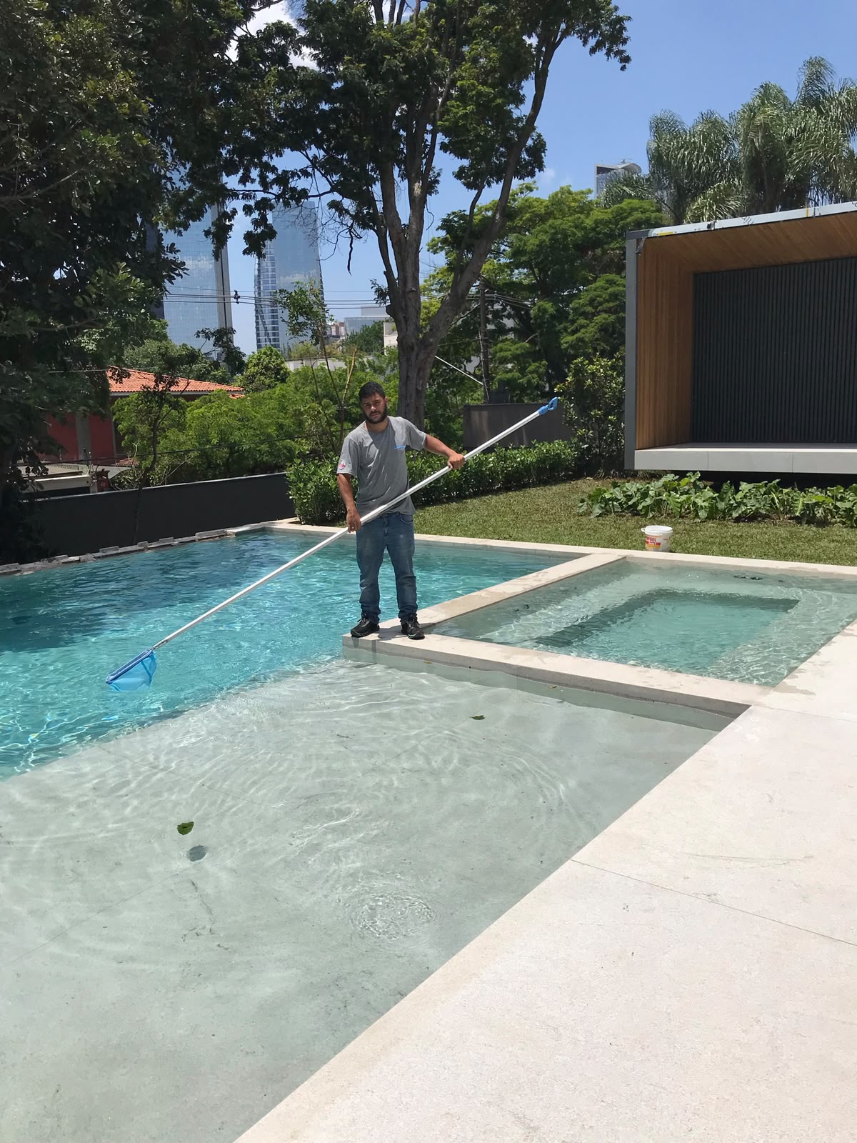 Peneiragem em piscina de borda infinita